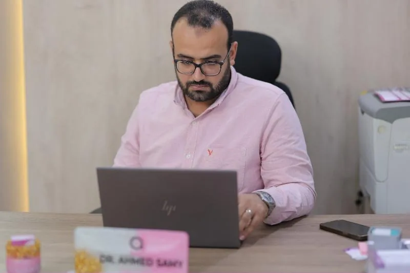 د. أحمد سامي المغازي يراجع حالة